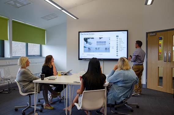 Touchscreen-Display in Ipswich Library's Hub für dynamische interaktive Meetings