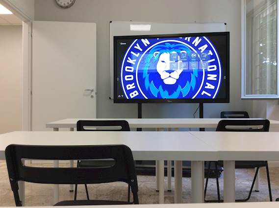 Optomas 65" interaktiver Flachbildschirm revolutioniert den Unterricht in der Brooklyn International School in Italien