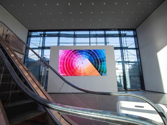 Optoma LED-Display mit "WOW-Faktor" steht im Zentrum der Schindler-Zentrale in Berlin