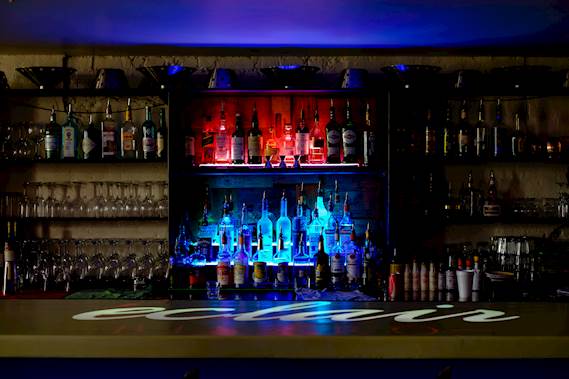 Fine Dining and Jazz Lounge goes High Tech – Optoma illuminiert Éclair Bistro mit Projektions-Ambiente
