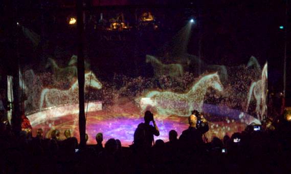 Optoma begeistert das Publikum mit holographischen Zirkuseinlagen