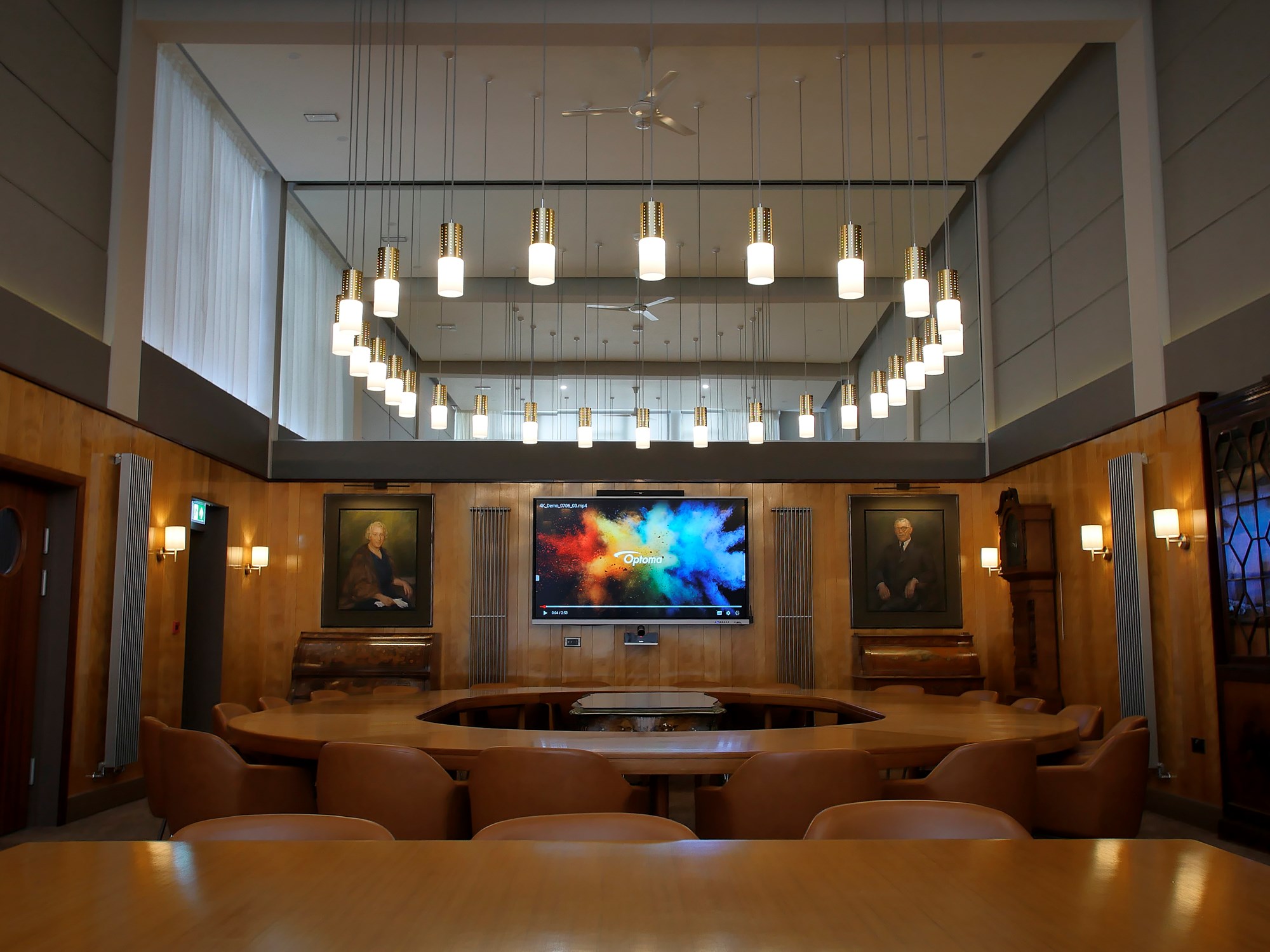 Interaktive Optoma-Displays passen gut in den Sitzungssaal der 1960er