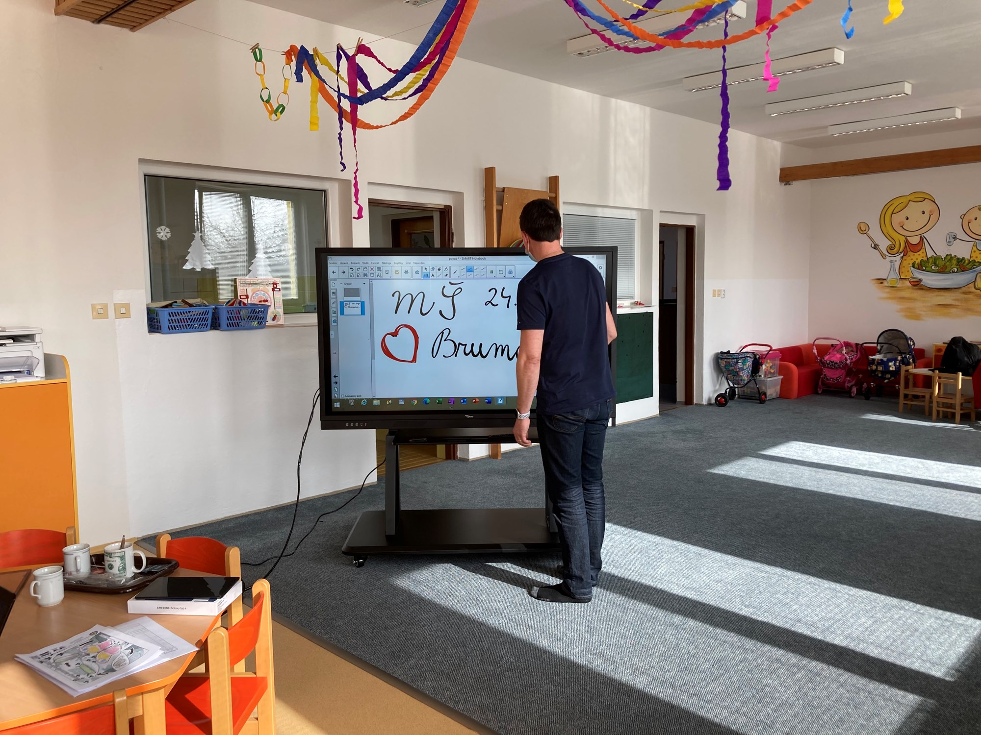 Grundschule und Kindergarten Brumovice wählt ein interaktives Display von Optoma