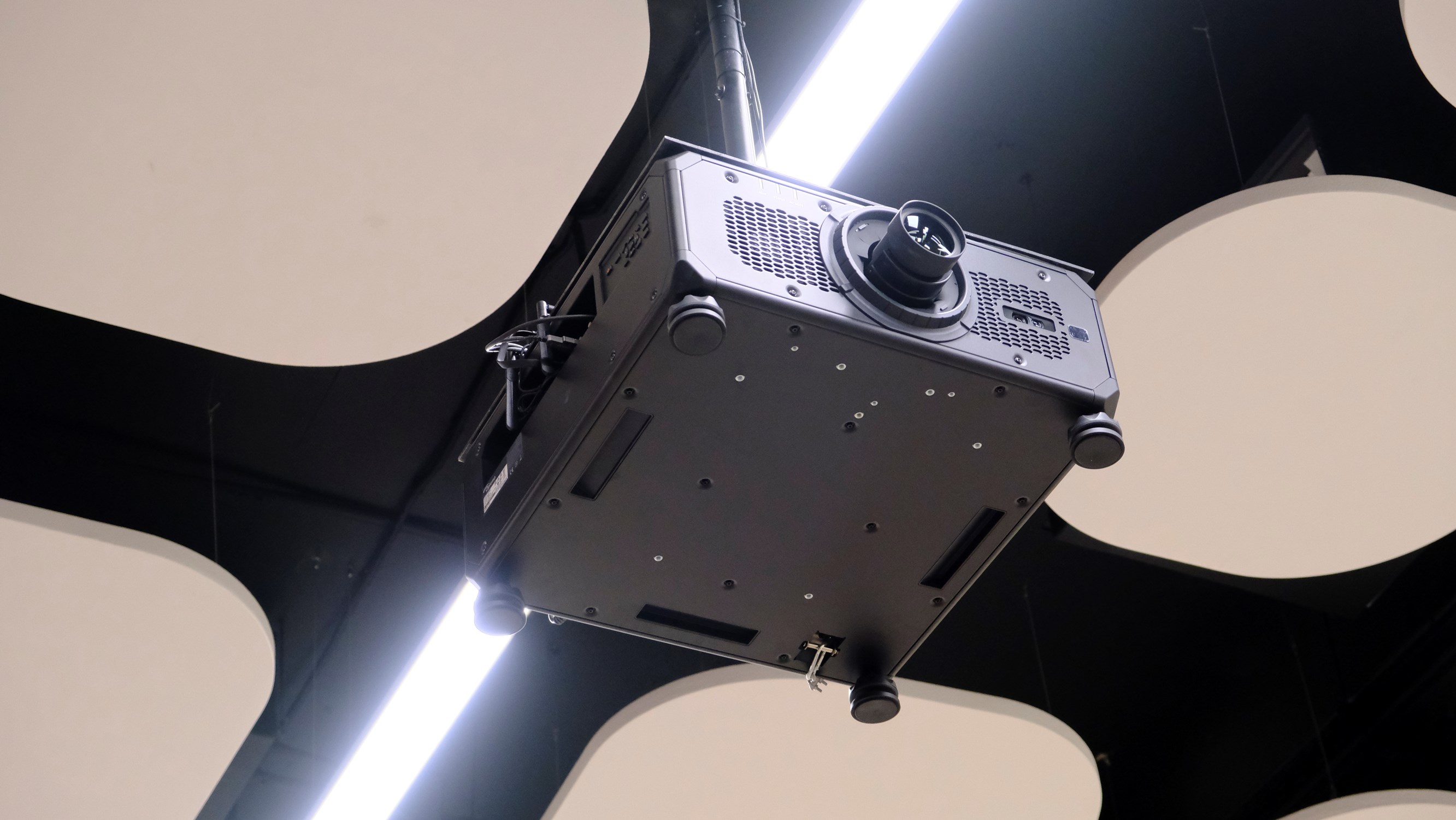 AV INTEGRATION IM AMPHITHEATER - REALISIERT MIT OPTOMAS LEISTUNGSSTARKEN PROJEKTOREN