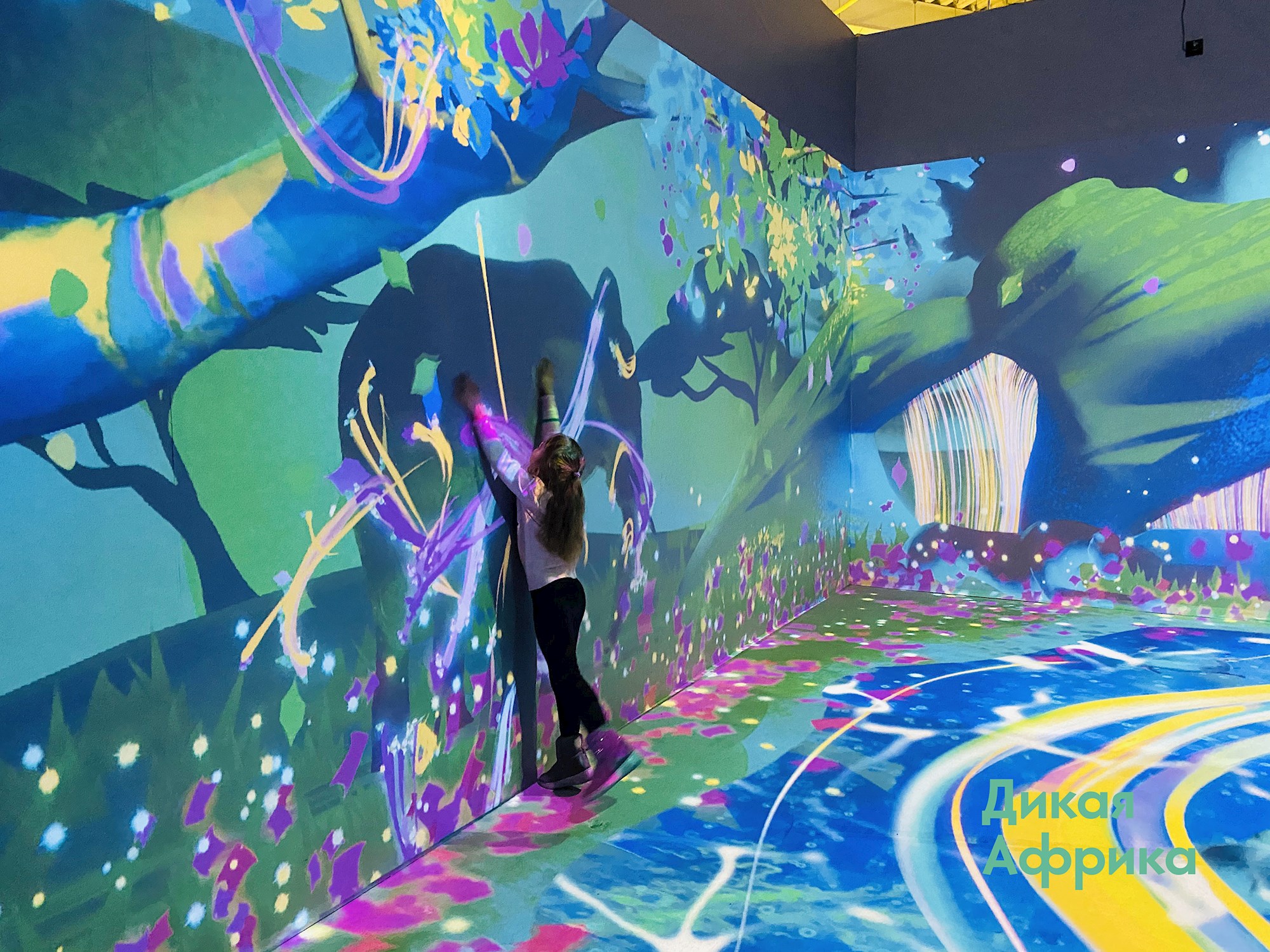 Optomas Technologie hilft, die junge Generation kreativ über die afrikanische Kultur aufzuklären